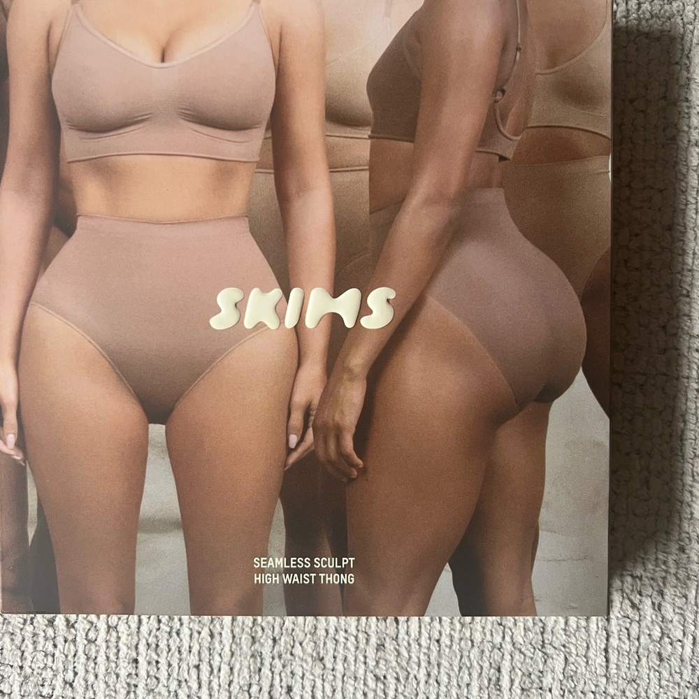 Skims seamless sculpt high waisted thong in sand